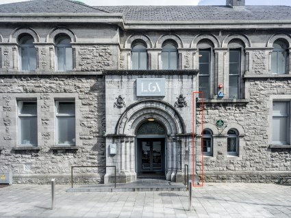 Limerick_City_Gallery_of_Art_Blurry_Clock